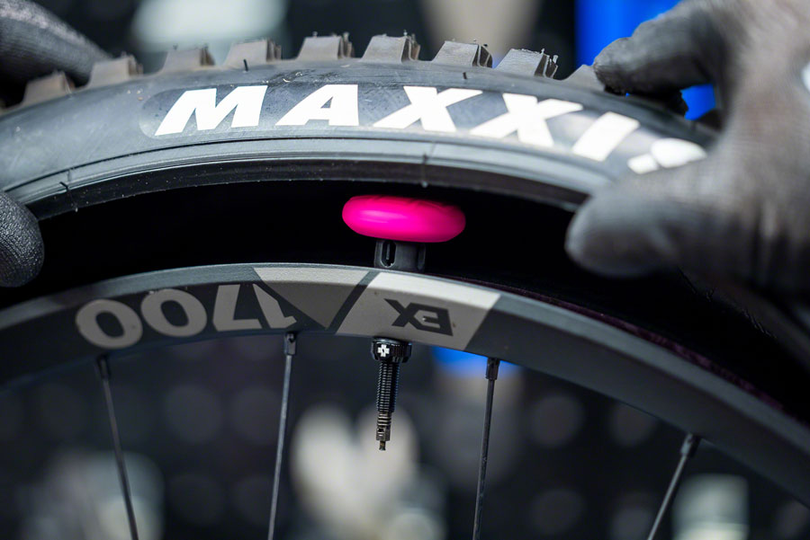 Muc-Off Stealth Tubeless Tag Holder Kit - Includes 2 44mm V2 Tubeless Valves BLK Tubeless Valves Muc-Off